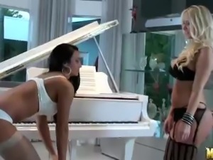 Pussy Pianist