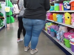 Wide ass and thick ass legs in skin-tight jeans
