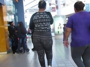 Latina thick booty jiggles and shakes thru mall in spandex