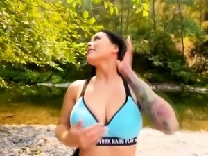 Fucking bigtit gf after she dips in the cold river