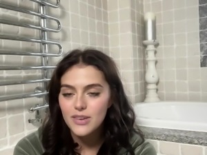 Sex starved beauty brings herself to climax in the bathroom